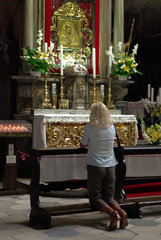 Breslau  Polen  eine betende Frau vor einem Altar im Breslauer Dom