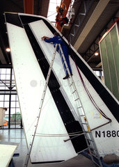 Vorbereitung eines Airbus-Seitenleitwerks zum LKW-Transport
