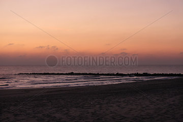 Blavand  Daenemark  Sonnenuntergang am Strand der Nordsee