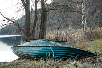 Afritz am See  Oesterreich  verlassenes Ruderboot am Ufer des Sees