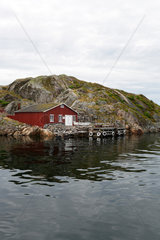Skaerhamn  Schweden  rotes Holzhaus auf einer kleinen Insel