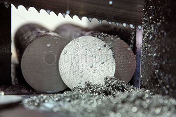 Posen  Polen  Teststuecke unter einer Metallsaege gekuehlt mit einer Spezialfluessigkeit