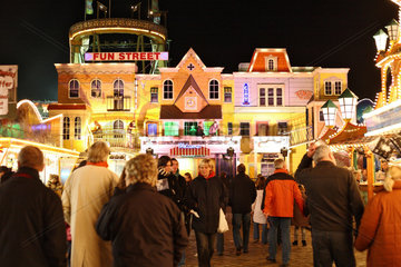 Bremen  Deutschland  Besucher auf dem Bremer Freimarkt