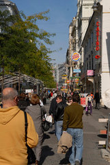 Einkaufsstrasse Kaerntner Strasse Wien Passanten