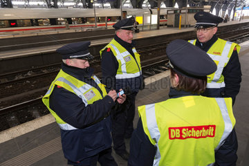 Berlin  Deutschland  Praesentation der neuen gelben Signalwesten der DB Sicherheit GmbH