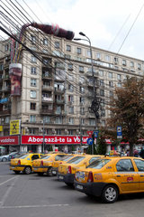 Bukarest  Rumaenien  der Platz Romana mit Taxis und einer Coca Cola Fassadenwerbung