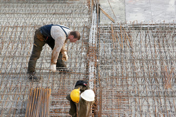 Berlin  Deutschland  Bauarbeiter auf der Baustelle Tempelhofer Hafen