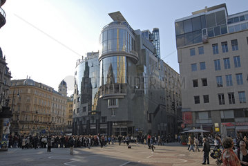 Stephansplatz mit Haas-Haus und Passanten