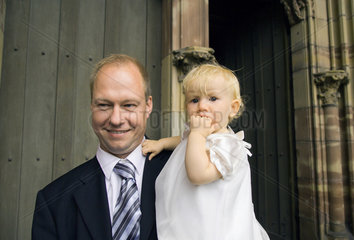 Saarbruecken  Deutschland  Vater mit seiner Tochter nach der Taufe