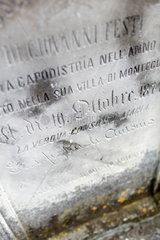 Buje  Kroatien  Grabstein mit einer Inschrift in verschiedenen Schrifttypen