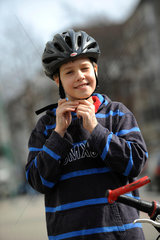 Junge mit Fahrrad und Helm