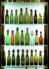 Zur Sammlung gehoeren auch mehrere Hundert seltene Bierflaschen.
