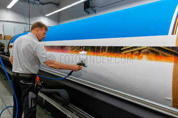 Potsdam  Deutschland  Mitarbeiter am Textilprinter INFINITUS von Big Image Systems