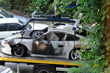 Brandanschlag auf zwei Autos Wiesenstrasse Hamburg  Abtransport der Wagen