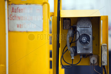 Laboe  Deutschland  ein altes Telefon in einer Schiffswerft