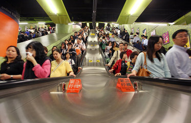 Hong Kong  China  Menschen auf Rolltreppen