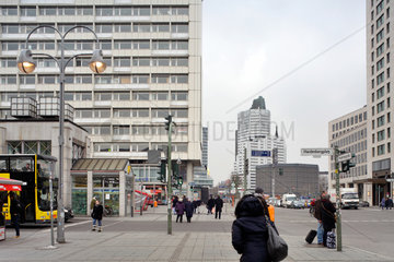 Berlin  Deutschland  Passanten auf dem Hardenbergplatz