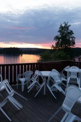 Storsa Lesjoen  Schweden  Terrasse auf einem Campingplatz mit Blick auf See