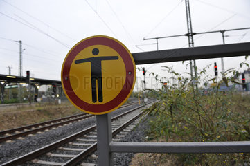Verbotsschild auf Bahnhof Durchgang verboten