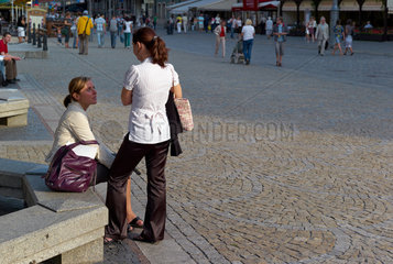 Breslau  Polen  zwei Frauen treffen sich am Abend auf dem Marktplatz