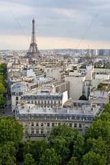 Paris  Frankreich  ueber den Daechern von Paris mit dem Eiffelturm