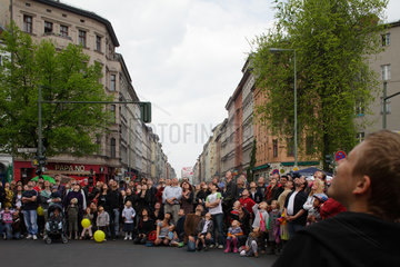 Berlin  Deutschland  Passanten auf dem Strassenfest MyFest schauen in den Himmel