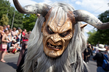 Berlin  Deutschland  gruselig maskierte Menschen auf dem Karneval der Kulturen
