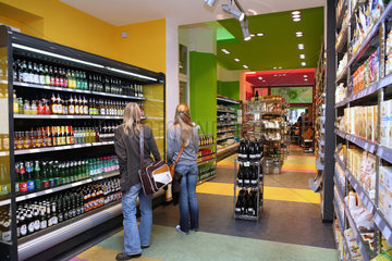 Berlin  Deutschland  Kundinnen vor einem Getraenkeregal im Supermarkt