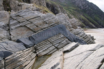 Basaltgang durchschlaegt dolomitisches Nebengestein