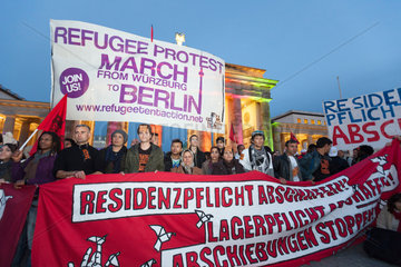 Berlin  Deutschland  der Refugee Protest March fuer einen menschenwuerdigen Aufenthaltsstatus