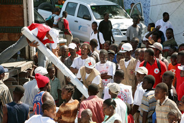 Carrefour  Haiti  Non Food Items Verteilung des Deutschen Roten Kreuzes an die Erdbebenopfer