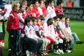 Sevilla  Spanien  junge Sevilla FC Fans beim Gruppenfoto im Sanchez Pizjuan-Stadion