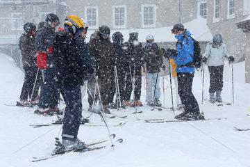 Krippenbrunn  Oesterreich  Teilnehmer an einem Skikurs stehen bei Schneefall vor einem Hotel