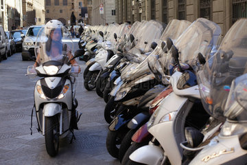 Florenz  Italien  eine Motorrollerfahrerin auf der Suche nach einem Parkplatz