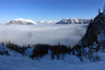 Krippenbrunn  Oesterreich  Alpenpanorama mit Blick in das wolkenverhangene Tal