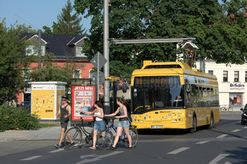 Dresden  Deutschland  ein Elektrobus wird an einer Haltestelle geladen