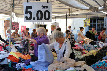 Aquapendente  Italien  Frauen kaufen Kleidung auf einem Wochenmarkt