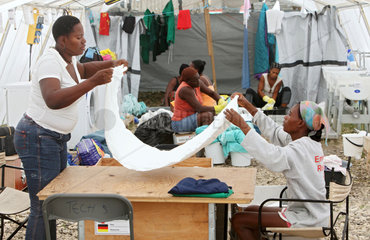 Carrefour  Haiti  Frauen bei der Waescherei des Field Hospitals