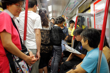 Hongkong  China  mit Menschen voll besetzte U-Bahn in Hongkong Kowloon