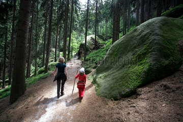 Hohnstein  Deutschland  eine Mutter wandert mit ihrer Tochter durch das Elbsandsteingebirge