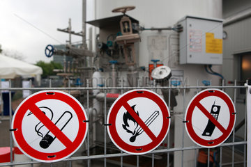 Berlin  Deutschland  Schilder Handy  Offenes Feuer und Rauchen verboten