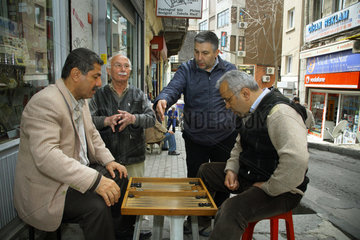 Istanbul  Tuerkei  Tavla spielende Maenner in Karakoey