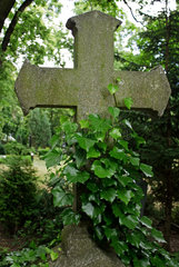 Berlin  Deutschland  Grabkreuz auf dem St. Elisabeth-Friedhof