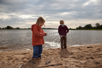 Ruehstaedt  Deutschland  Kinder spielen am Ufer der Elbe