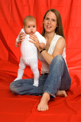 Berlin  junge Mutter posiert mit ihrem Baby