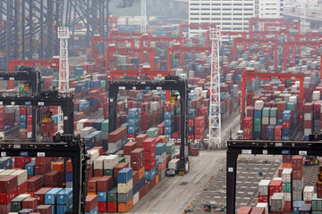 Hong Kong  China  gestapelte Container im Hongkong International Terminal  Container Hafen