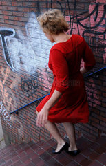 Frau in rotem Kleid