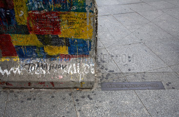 Berlin  Deutschland  Gedenktafel Verlauf der Berliner Mauer auf dem Potsdamer Platz