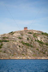 Fjaellbacka  Schweden  ein kleines Lotsenhaus auf einer Schaereninsel