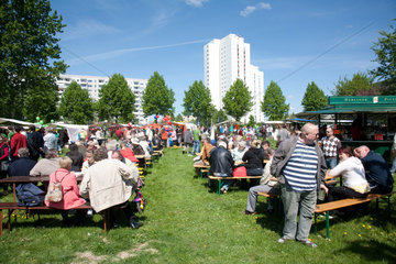 Berlin  Deutschland  Menschen sitzen an Tischen bei dem Familienfest Bunte Platte